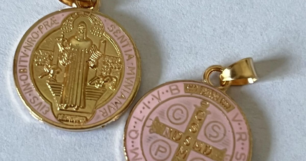 Tipe Medali Religius