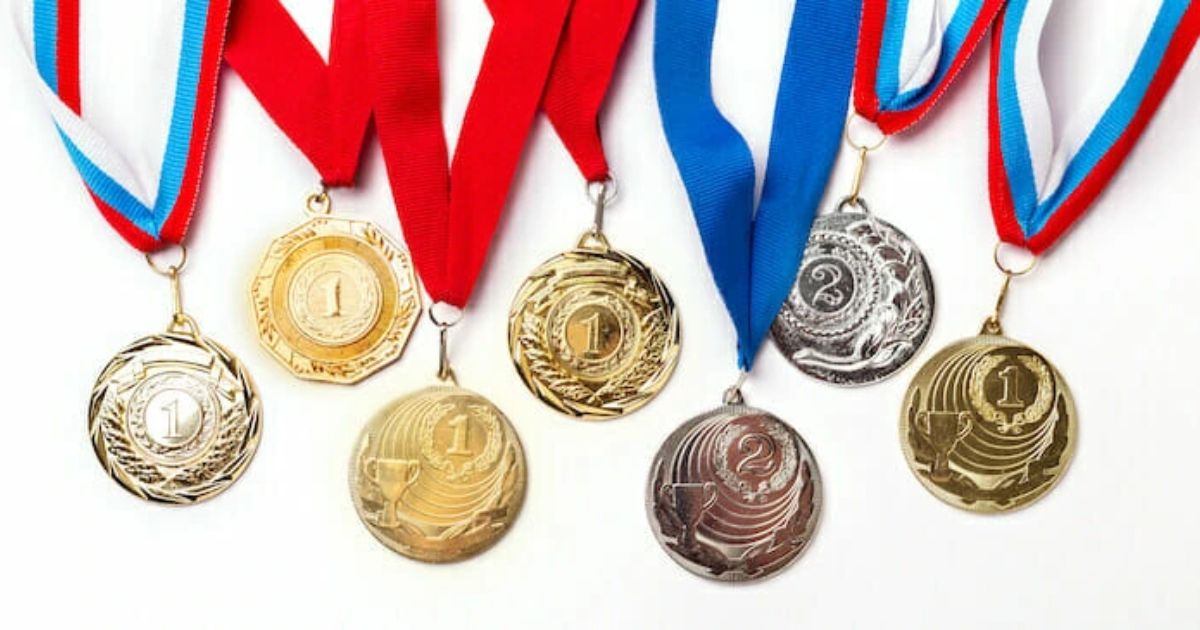 Arti Warna Kalung Medali Wisuda