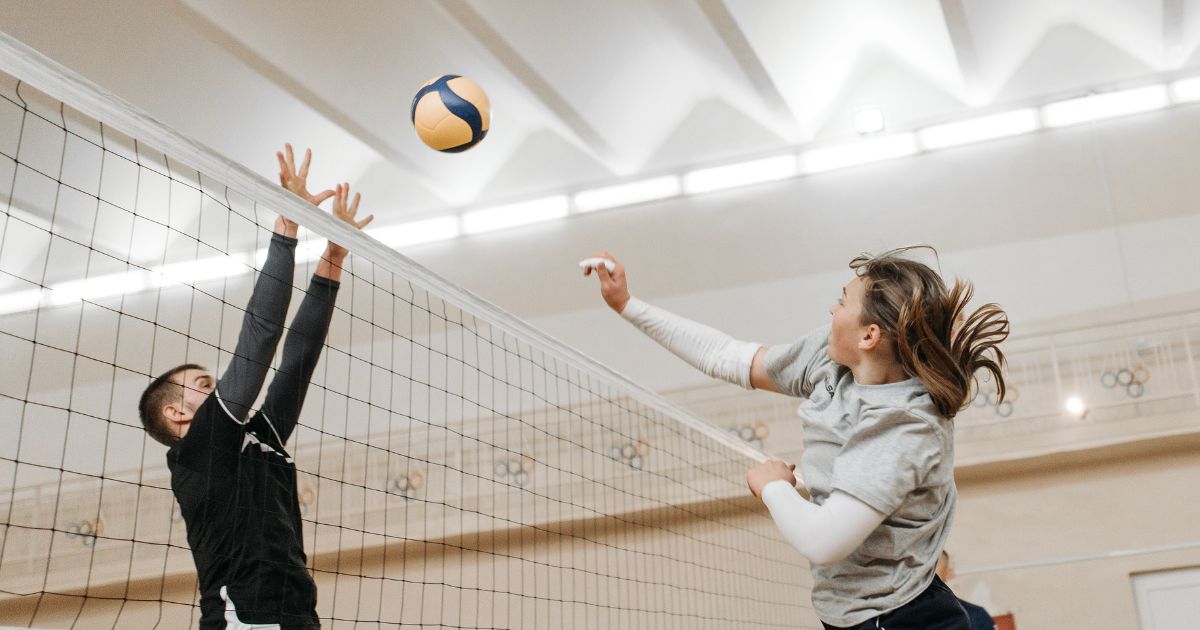 Menyelenggarakan Turnamen Voli